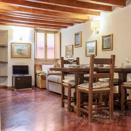 Romantic Santa Croce Apartment